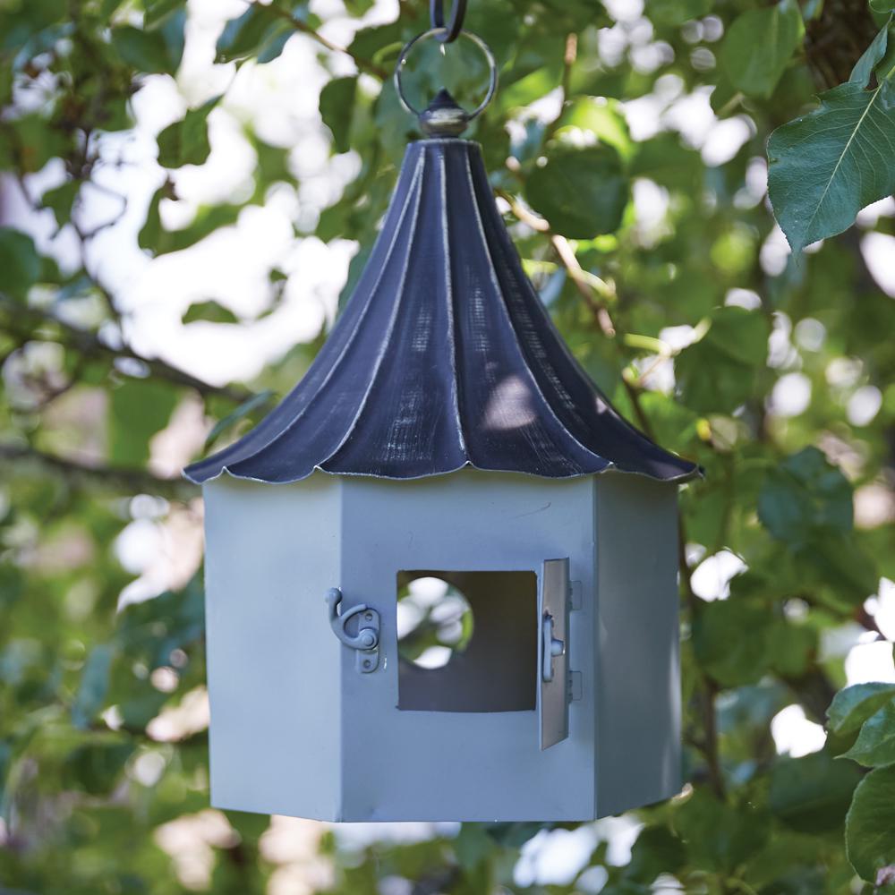 Queen Victoria Birdhouse – Elegant Metal Garden Decor